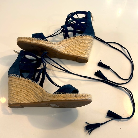 VINCE CAMUTO blue suede ankle wrap 3 1/2 inch wedges size 8.5 - Picture 3 of 7